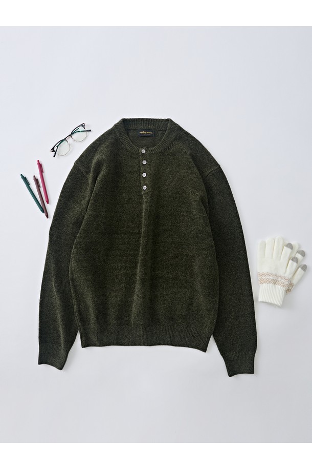 부드러운 벨로아 텍스처가 돋보이는 벨로아 리파인드 헨리넥 라운드 니트 카키입니다. 캐주얼, 베이직, 미니멀 스타일을 아우르는 디자인으로, 가을과 겨울에 활용하기 좋습니다. 헨리넥 디자인과 버튼 디테일이 포인트이며, 레귤러핏으로 편안하게 착용 가능합니다. 비스코스, 폴리에스테르, 아크릴, 스판덱스의 혼방 소재로 제작되어 부드러운 촉감을 선사합니다. 출근룩은 물론 일상에서도 멋스럽게 연출할 수 있는 긴소매 니트입니다.
