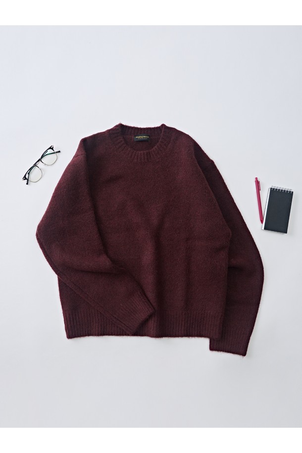데일리 앙고라 라운드 니트 (버건디)는 가을, 겨울 시즌에 어울리는 여성 니트입니다. 미니멀, 베이직, 캐주얼 스타일을 위한 아이템으로, 부드러운 촉감과 보온성을 제공합니다. 라운드넥 디자인에 레귤러핏으로 제작되었으며, 소매는 긴 기장입니다. 아크릴, 폴리에스터, 나일론, 울, 스판덱스, 앙고라 혼방 소재로 제작되어 편안함을 선사합니다. 버건디 색상과 무지 패턴으로 다양한 룩에 매치하기 용이합니다.
