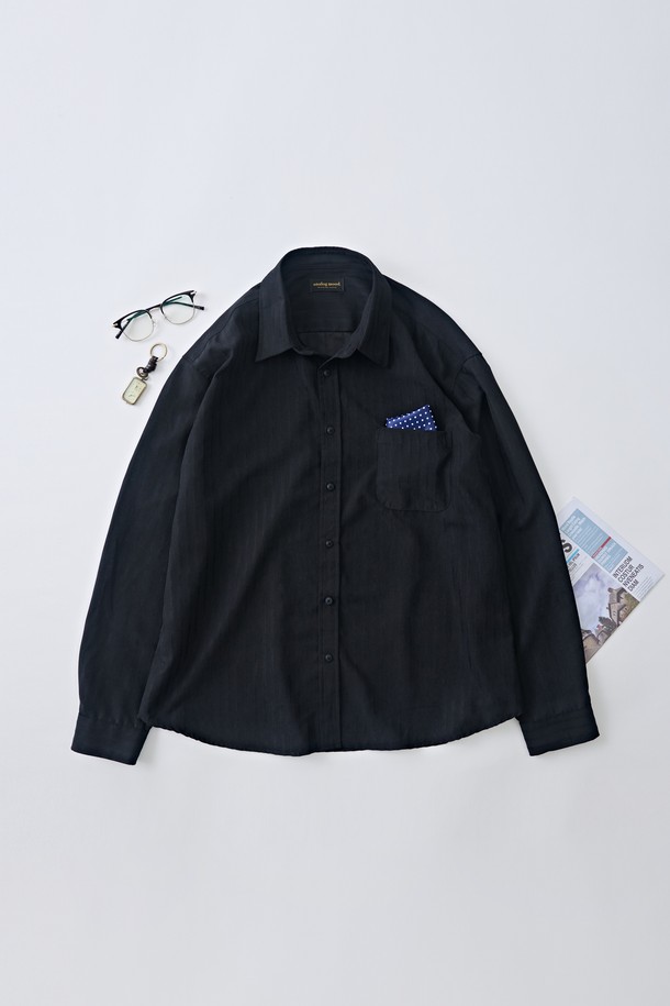 누브크 텍스처 스트라이프 셔츠 (블랙)는 남녀 모두 착용 가능한 셔츠입니다. 부드러운 촉감의 폴리에스테르와 나일론 혼방 소재로 제작되었으며, 봄, 가을에 적합합니다. 레귤러핏에 카라넥 디자인으로, 일상 및 비즈니스 캐주얼 스타일 모두 연출할 수 있습니다. 누벅 텍스처와 스트라이프 패턴이 돋보이며, 포켓 디테일과 드레이프성으로 세련된 느낌을 더했습니다. 비즈니스 캐주얼, 출근룩, 모임룩 등 다양한 TPO에 활용 가능하며, 캐주얼, 클래식, 미니멀 스타일을 즐겨 입는 분들께 추천합니다.
