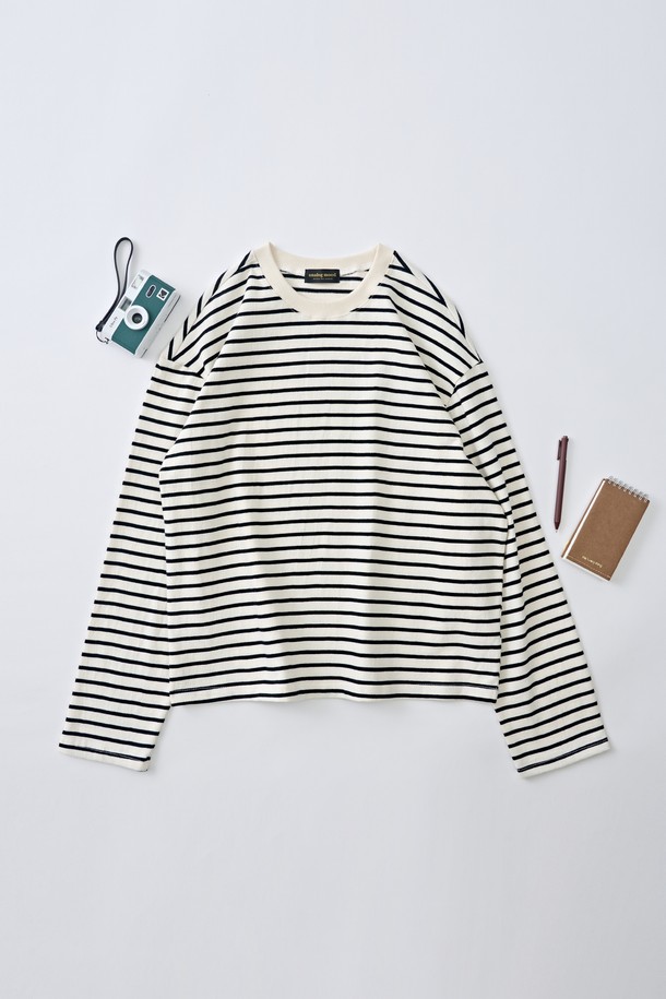 아이보리 컬러의 스트라이프 클래식 단가라 긴팔 티셔츠입니다. 부드러운 면 소재로 제작되어 편안한 착용감을 선사하며, 라운드넥과 레귤러핏으로 제작되었습니다. 봄, 가을에 어울리는 긴 소매 티셔츠로, 캐주얼, 미니멀 스타일을 즐겨 입는 여성 및 남녀 공용 고객에게 적합합니다. 출근룩, 모임룩 등 다양한 TPO에 활용할 수 있으며, 클래식한 단가라 패턴이 돋보입니다. 
