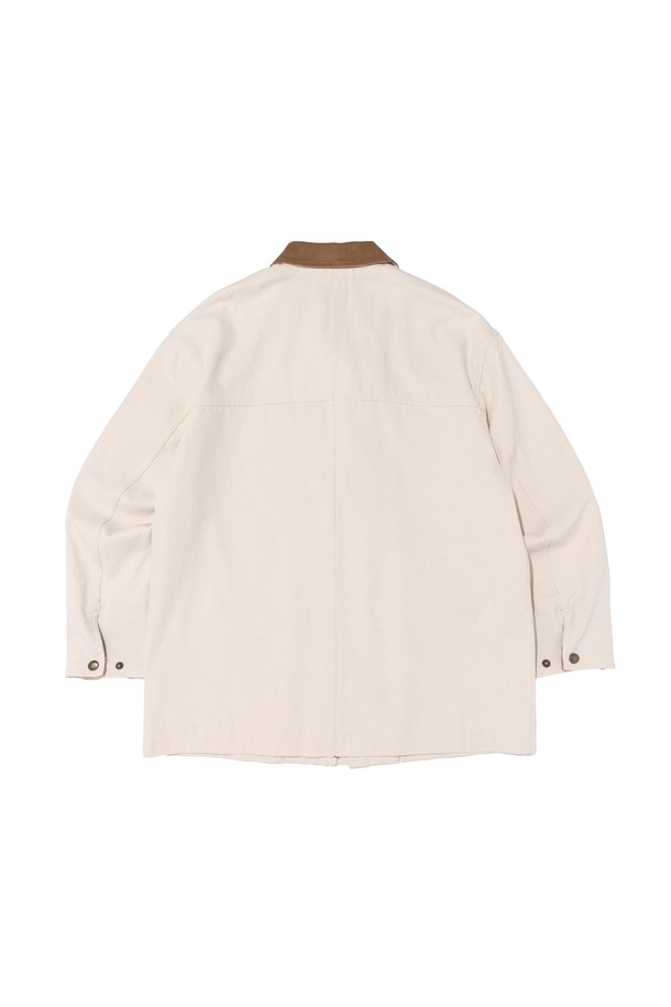 빈티지한 감성의 VINTAGE CANVAS WASHING WORK JACKET (IVORY)는 면 소재로 제작되어 편안한 착용감을 제공하며, 아이보리 색상으로 다양한 스타일에 매치하기 용이합니다. 레귤러 핏의 긴소매 워크 자켓 디자인으로, 양쪽 사이드 포켓과 트림 디테일, 히든 디테일이 더해져 심플하면서도 실용적인 멋을 냅니다. 봄, 가을 시즌에 일상복으로 활용하기 좋으며, 베이직하고 캐주얼한 스타일을 연출할 수 있습니다.
