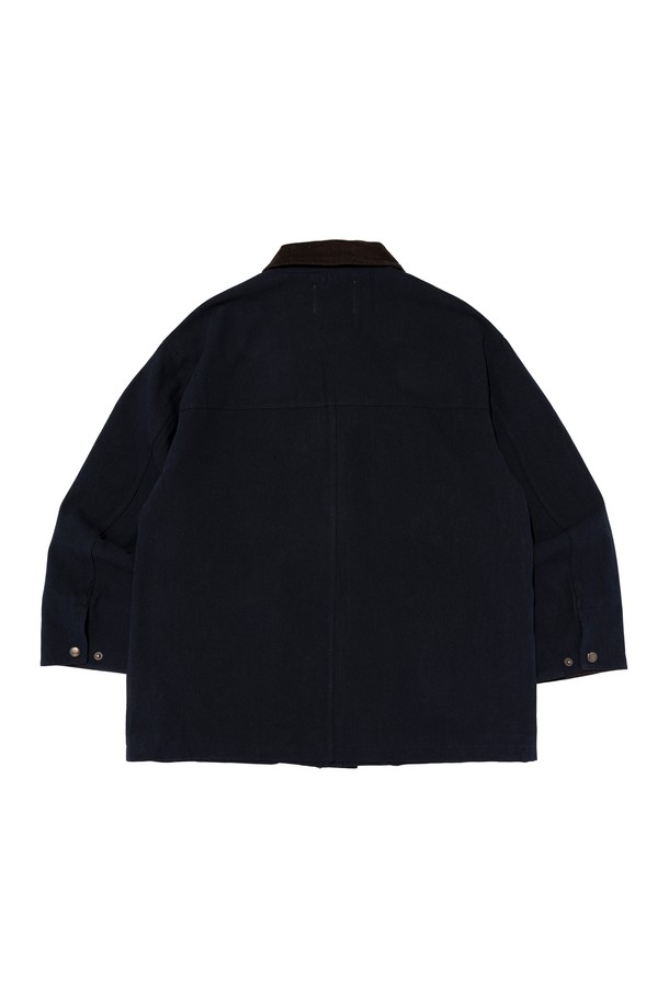 빈티지 캔버스 워싱 워크 재킷 (네이비)는 베이직하고 미니멀한 스타일의 남녀 공용 워크 재킷입니다. 면 소재의 중간 두께감으로 봄, 가을에 착용하기 좋으며, 레귤러 핏으로 편안하게 떨어지는 실루엣을 연출합니다. 톤 다운된 네이비, 아이보리, 베이지 세 가지 색상으로 출시되어 다양한 옷차림에 활용할 수 있습니다. 양쪽 사이드 포켓, 히든 디테일, 트림 디테일이 돋보이며, 계절감을 살린 디자인이 특징입니다. 출근룩이나 모임룩 등 TPO에 구애받지 않고 미니멀, 클래식, 워크웨어 스타일을 완성할 수 있습니다.
