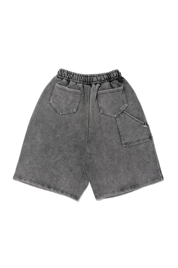 피그먼트 워싱으로 빈티지한 멋을 더한 PIG DYING BERMUDA PANTS (CHARCOAL)는 남성용 캐주얼 버뮤다팬츠입니다. 부드러운 면, 폴리에스테르 혼방 소재로 제작되었으며, 신축성 있는 허리 밴드와 릴랙스핏으로 편안한 착용감을 선사하고 뒷주머니 디테일로 포인트를 더했습니다. 차콜 블랙 색상의 무지 패턴 디자인으로 봄, 여름 시즌 일상복으로 활용하기 좋습니다.
