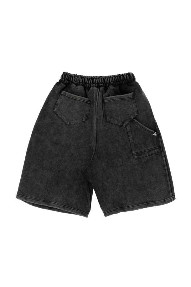 피그먼트 워싱으로 빈티지한 멋을 더한 차콜 블랙 색상의 남성용 버뮤다 팬츠입니다. 면과 폴리에스테르 혼방 소재로 제작되었으며, 신축성 있는 허리 밴드와 뒷주머니 디테일로 편안함과 실용성을 높였습니다. 루즈핏 디자인으로 캐주얼한 스타일을 연출하며, 봄, 여름철 일상복으로 적합합니다.
