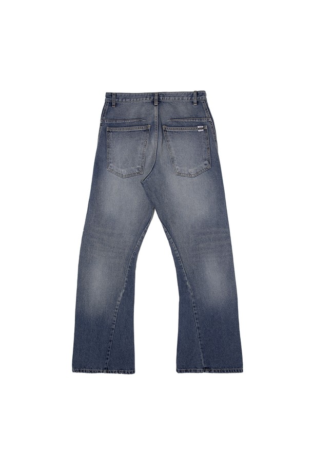 유니섹스 스타일의 CURVED FLARE DENIM PANTS (BLUE)는 사계절 착용하기 좋은 데님 팬츠입니다. 블루 블랙 색상의 이 데님 팬츠는 사이드 커브드 디테일과 밑단 플리츠, 긴 기장감이 특징이며, 허리 실루엣을 강조하는 슬림 부츠컷/플레어 핏으로 스트릿, 캐주얼 무드를 연출합니다. 데님과 면 소재로 제작되었으며, 무지 패턴의 보통 두께의 긴바지입니다.
