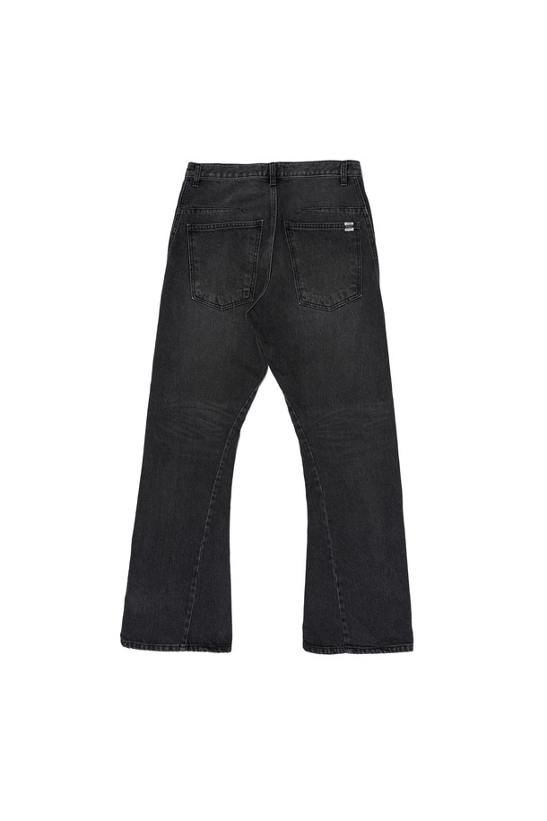 여성용 블랙 컬러의 CURVED FLARE DENIM PANTS입니다. 봄, 가을에 어울리는 데님 소재의 긴바지로, 하이웨스트 디자인과 플리츠 디테일, 곡선 사이드 컷팅이 특징입니다. 부츠컷, 플레어 핏으로 캐주얼한 스타일을 연출할 수 있습니다.
