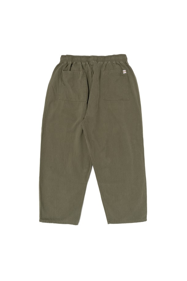 와이드 크롭 코튼 팬츠 (카키), 편안함과 스타일을 동시에 잡는 남성용 바지입니다. 베이직하고 캐주얼한 스타일로, 봄, 여름, 가을 계절에 폭넓게 활용 가능합니다. 부드러운 면 소재에 신축성이 더해져 편안한 착용감을 선사하며, 루즈핏으로 활동성을 높였습니다. 허리 밴딩 디테일로 편안함을 더했으며, 데이트룩, 카페룩 등 다양한 TPO에 매치하기 좋습니다. 미니멀, 캐주얼, 클래식 스타일을 즐기는 분들께 추천합니다.
