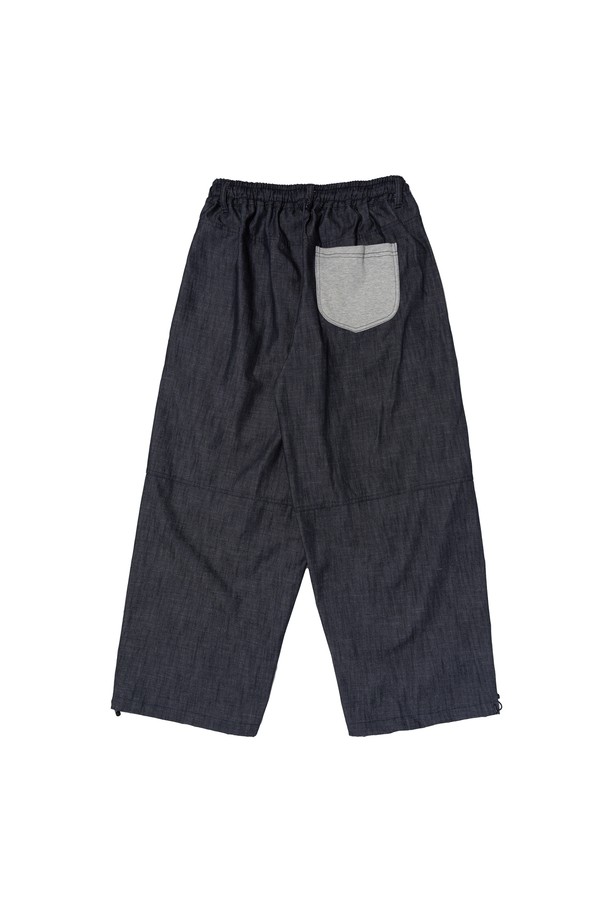 배색 원단 포인트 디자인이 돋보이는 진청 컬러의 배색 와이드 팬츠입니다. 면 데님 소재로 제작되었으며, 봄, 여름에 어울리는 캐주얼 스타일의 공용 긴바지입니다. 벌룬 실루엣의 와이드핏으로 편안하게 착용할 수 있습니다.
