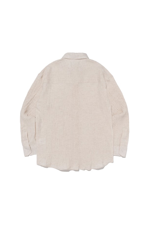 여름 시즌에 착용하기 좋은 아이보리 컬러의 썸머 링클 셔츠입니다. 레이온, 폴리에스테르, 린넨 혼방 소재로 제작되었으며, 주름 패턴과 세미오버핏으로 캐주얼하면서도 베이직한 스타일을 연출합니다. 얇은 두께감과 긴소매 디자인으로 일상에서 편안하게 입을 수 있는 공용 셔츠입니다.
