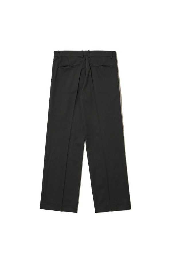 세미 와이드 슬랙스 (블랙)는 미니멀하고 베이직한 스타일을 추구하는 남성을 위한 사계절용 슬랙스입니다. 부드러운 촉감의 폴리에스테르와 스판덱스 혼방 소재로 제작되어 편안한 릴랙스핏을 제공하며, 깔끔한 실루엣을 연출합니다. 출근룩, 오피스룩, 비즈니스 캐주얼 등 다양한 TPO에 적합하며, 주름이 적어 관리가 용이합니다. 무지 디자인의 긴 기장 바지로, 미니멀, 클래식, 시크 스타일을 선호하는 분들께 추천합니다.
