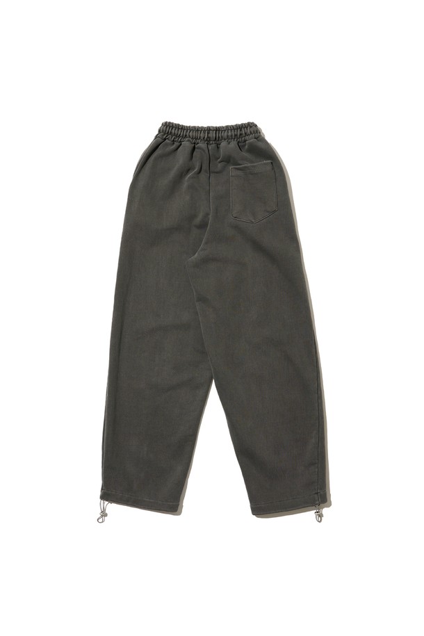 피그 커브드 트레이닝 팬츠는 남성을 위한 차콜 색상의 긴 바지입니다. 면과 폴리에스테르 혼방 소재로 제작되었으며, 스포티하고 캐주얼한 무드를 연출합니다. 커브드 패턴 디자인과 밑단 스트랩 디테일이 돋보이며, 신축성 있는 허리 밴드와 루즈핏으로 편안한 착용감을 제공합니다.
