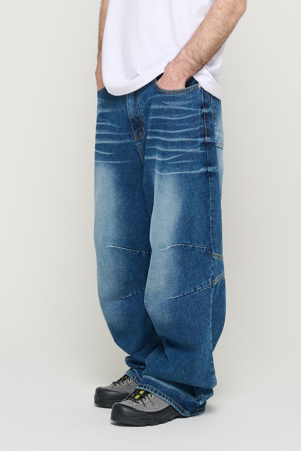 남성용 WASHING WIDE DENIM PANTS (BLUE)는 사계절 착용 가능한 데님 팬츠입니다. 와이드핏과 브러시 워싱, 컷팅 디테일이 돋보이며, 다양한 스타일링에 활용하기 좋습니다. 워싱 패턴이 적용된 블루 색상의 와이드 데님 팬츠로, 캐주얼한 무드를 연출할 수 있습니다.
