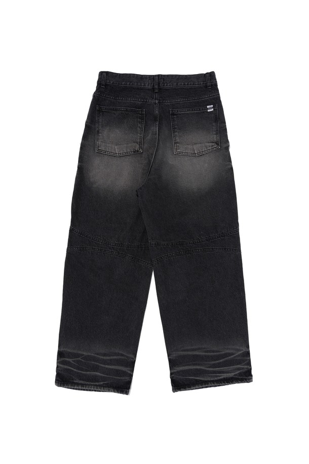 남성용 WASHING WIDE DENIM PANTS (BLACK)은 사계절 활용하기 좋은 블랙 컬러의 와이드핏 데님 팬츠입니다. 워싱, 컷팅, 브러시 워싱 디테일이 돋보이며 드레이프 효과를 주어 캐주얼한 무드를 연출합니다. 데님 소재로 제작되었으며, 긴 기장의 와이드 실루엣이 특징입니다.
