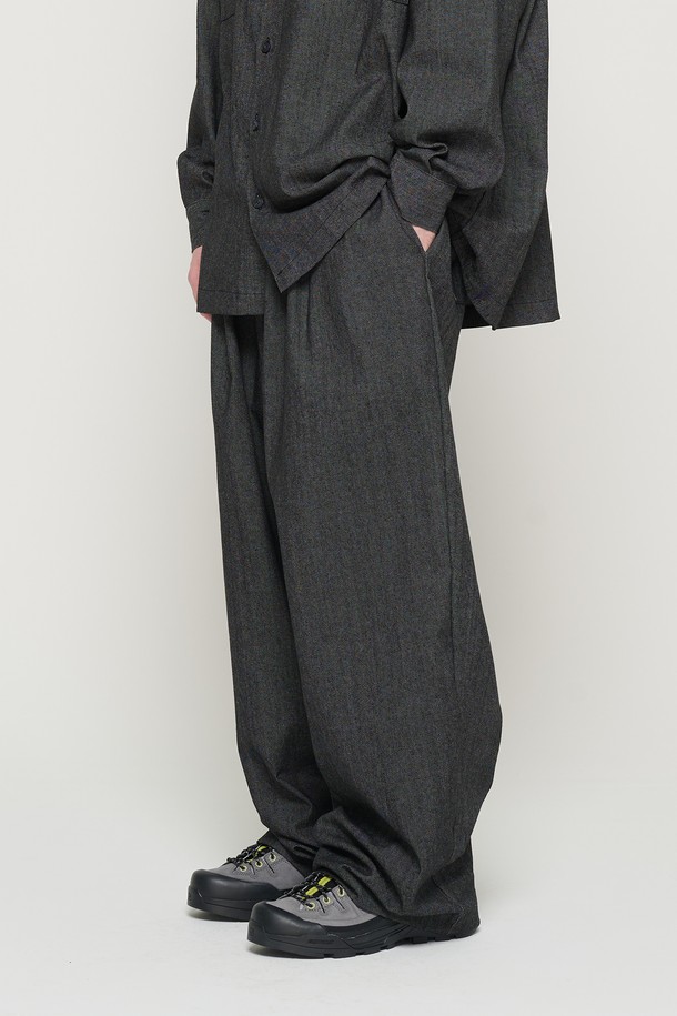 논페이드 소재로 제작되어 색바램 걱정 없이 오랫동안 착용 가능한 블랙 색상의 와이드 밴딩 팬츠입니다. 남녀 모두 착용 가능한 이 사계절용 긴 바지는 면과 폴리에스테르 혼방 소재로 제작되었으며, 밴딩 허리와 편안한 오버핏, 넓은 와이드 핏이 특징입니다. 스트릿, 클래식 무드를 연출하며 일상에서 편안하게 입을 수 있는 무지 패턴의 와이드 밴딩 팬츠입니다.
