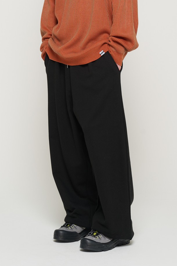 편안한 착용감을 자랑하는 COMFORT DAILY STRING SWEAT PANTS는 부드러운 면과 폴리에스테르 혼방 소재로 제작되었으며, 사계절 내내 활용하기 좋습니다. 허리 밴딩과 밑단 스트링 디테일로 편안함과 스타일을 동시에 잡았으며, 와이드 레그 디자인과 루즈핏으로 캐주얼하고 베이직한 무드를 연출합니다. 블랙 색상의 무지 패턴으로 어떤 상의와도 잘 어울리는 활용도 높은 스웨트팬츠입니다.
