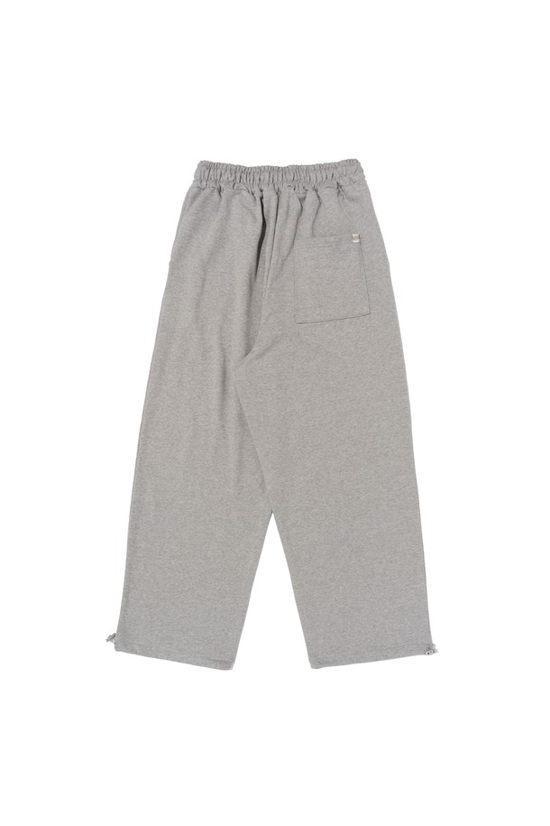COMFORT DAILY STRING SWEAT PANTS (GRAY)는 남녀 모두 편안하게 입을 수 있는 그레이 색상의 스웨트팬츠입니다. 부드러운 면과 폴리에스테르 혼방 소재로 제작되었으며, 두께감이 있어 봄, 가을, 겨울에 적합하고 루즈핏 와이드 스타일로 일상복은 물론 캐주얼하고 스포티한 무드에도 잘 어울립니다. 스트링 디테일과 카고 스타일의 혼방 디자인이 돋보이며, 밴딩이 있어 편안한 착용감을 제공합니다.
