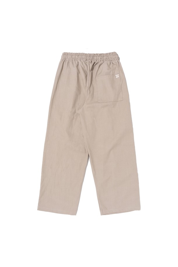 투턱 린넨 와이드 밴딩 팬츠 (베이지)는 간절기와 여름에 활용하기 좋은, 면과 린넨 혼방 소재의 와이드핏 밴딩 팬츠입니다. 부드러운 촉감과 통기성이 우수하여 쾌적하게 착용 가능하며, 무지 디자인에 베이직한 스타일로 어떤 상의와도 잘 어울립니다. 투턱 디테일로 포인트를 더했으며, 넉넉한 와이드 실루엣이 트렌디함을 더합니다. 데이트룩, 카페룩 등 다양한 TPO에 맞춰 캐주얼, 미니멀, 클래식 스타일을 연출해보세요. 베이지, 아이보리, 블루, 카키, 블랙 등 다양한 컬러 옵션으로 만나보실 수 있습니다.
