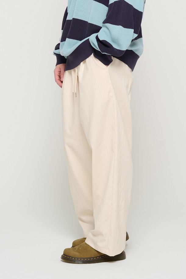 아이보리 컬러의 TWO-TUCK 린넨 와이드 밴딩 팬츠입니다. 봄, 여름 시즌에 착용하기 좋은 얇은 두께감의 린넨, 면 혼방 소재로 제작되었습니다. 투턱 디테일과 와이드핏으로 트렌디한 실루엣을 연출하며, 밴딩 처리로 편안한 착용감을 선사합니다. 베이직하고 캐주얼한 스타일로 데이트룩, 카페룩 등 다양한 TPO에 활용 가능합니다. 아이보리, 베이지, 블루, 카키, 블랙 5가지 색상으로 만나보세요.
