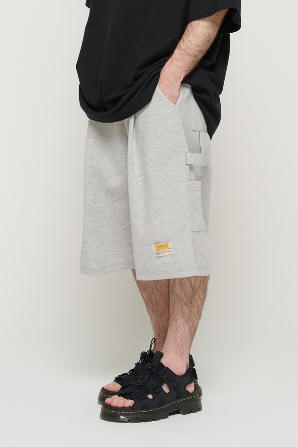 일상에서 편안하게 입을 수 있는 남성용 그레이 색상 버뮤다 카펜터 팬츠입니다. 면 소재로 제작되어 부드러운 촉감을 자랑하며, 루즈핏과 밴딩으로 편안한 착용감을 제공합니다. 카고 포켓과 사이드 포켓 디자인이 돋보이며, 봄, 여름 시즌에 어울리는 캐주얼하고 스트릿한 스타일을 연출할 수 있습니다.
