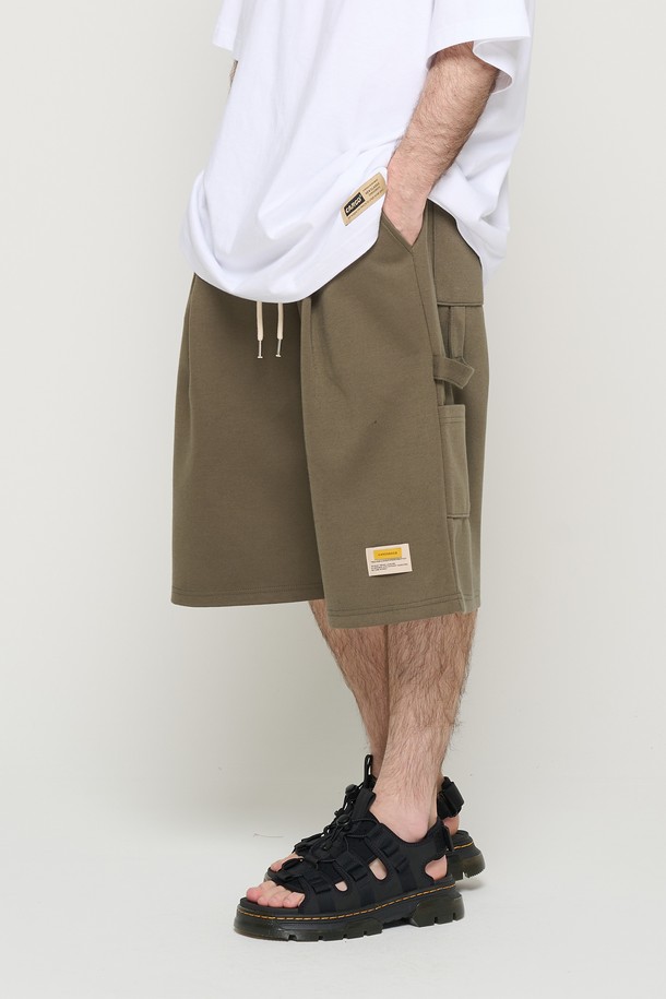 면 소재의 카키 색상 버뮤다 팬츠입니다. 스탠다드 핏으로 편안하게 착용 가능하며, 허리 밴딩과 사이드 카고 포켓이 특징입니다. 봄, 여름 시즌에 데일리 및 캐주얼, 스트릿 스타일로 연출하기 좋습니다.
