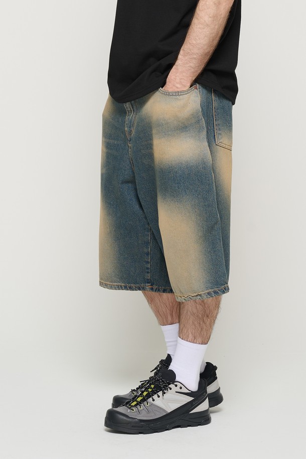 빈티지 워싱이 돋보이는 블루 컬러의 남성용 데님 버뮤다 팬츠입니다. 와이드핏으로 편안한 착용감을 선사하며, 빈티지한 무드와 캐주얼 스타일을 연출하기에 좋습니다. 봄, 여름 시즌에 일상복으로 활용하기 좋은 반바지입니다.
