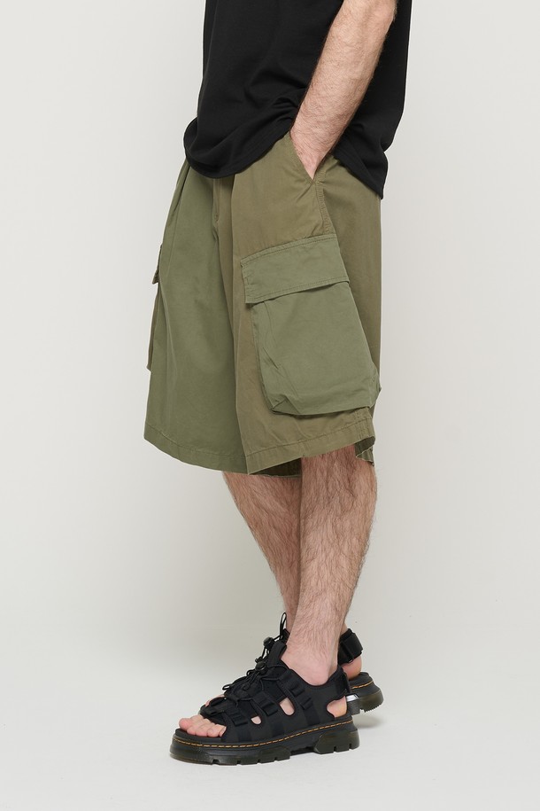 CB WASHED CARGO HALF PANTS (KHAKI)는 남성용 카고 반바지로, 봄, 여름 시즌에 착용하기 좋습니다. 워싱 가공된 면 소재로 제작되어 부드러운 촉감을 제공하며, 레귤러 핏과 스탠다드핏으로 편안한 착용감을 선사합니다. 카키와 블랙 두 가지 색상으로 출시되었으며, 카고 포켓 디테일과 대비되는 원단 디테일이 특징입니다.
