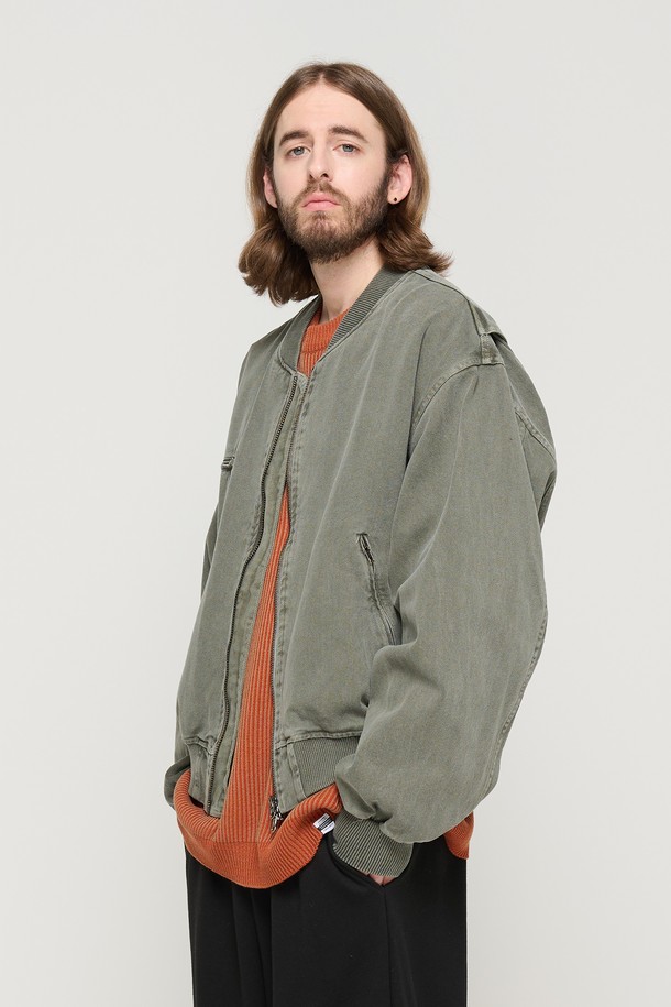 피그먼트 워시드 블루종 재킷 (카키)은 캐주얼, 아메리칸 캐주얼 스타일을 연출하는 남성용 블루종 재킷입니다. 봄, 가을 시즌에 적합하며, 워싱 가공된 면 소재로 제작되어 부드러운 촉감을 선사합니다. 오버핏, 루즈핏으로 편안한 착용감을 제공하며, 가슴 지퍼 포켓, 소매 컷팅 디테일, 숄더 라인 패턴, 항공점퍼 디자인 요소 등 다양한 디테일이 돋보입니다. Y2K 트렌드를 반영했으며, 데일리룩, 가을 나들이룩에 활용하기 좋습니다. 집업 스타일로 간편하게 착용할 수 있습니다. 카키, 그레이, 베이지, 차콜 등 4가지 색상으로 출시되었습니다.
