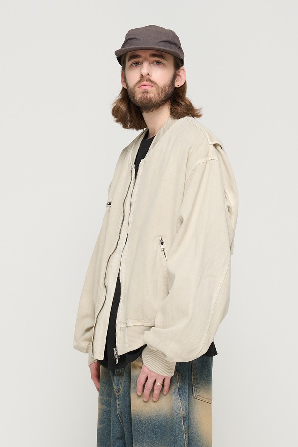 피그먼트 워싱 블루종 재킷 (베이지)은 아메리칸 캐주얼 스타일의 남성용 블루종 재킷입니다. 봄, 가을에 입기 좋으며, 세미오버핏으로 편안한 착용감을 선사합니다. 면 소재에 중간 두께감으로 제작되었으며, 가슴 지퍼 포켓과 소매 절개 디테일, 어깨라인 패턴, 피그먼트 워싱 가공으로 포인트를 더했습니다. 데이트룩, 카페룩, 캐주얼, 미니멀, 시티보이룩에 모두 잘 어울리는 활용도 높은 아이템입니다. 지퍼형 여밈 방식으로 간편하게 착용할 수 있습니다.
