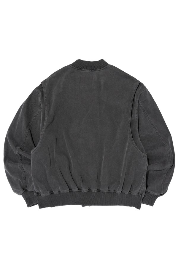 피그먼트 워싱 블루종 재킷 (차콜)은 아메리칸 캐주얼 스타일을 기반으로 한 간절기용 블루종 재킷입니다. 차콜, 그레이, 카키, 베이지 등 4가지 다채로운 컬러 옵션으로 제공되며, 면 소재를 사용하여 편안한 착용감을 선사합니다. 가슴 지퍼 포켓 디테일과 소매 절개, 어깨 라인 패턴이 특징이며, Y2K 트렌드를 반영한 항공 자켓 스타일을 연출합니다. 세미 오버핏으로 제작되어 데이트룩, 가을 나들이룩 등 다양한 TPO에 활용 가능하며 캐주얼, 시티보이, 미니멀 스타일을 즐기는 고객에게 적합합니다.
