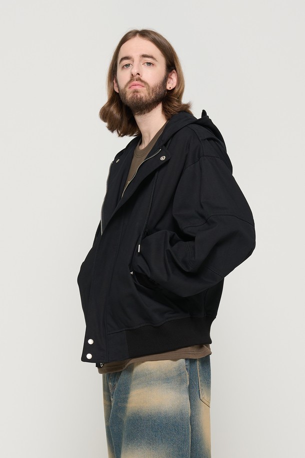 후드 디자인과 카고 디테일이 돋보이는 남성용 후드 밀리터리 자켓입니다. 루즈핏으로 편안하게 착용 가능하며, 면 소재로 제작되어 일상에서 캐주얼하게 연출하기 좋습니다. 블랙 색상의 이 아우터는 봄, 가을에 활용하기 좋으며, 히든 지퍼와 후드 바이저 장식이 특징입니다.
