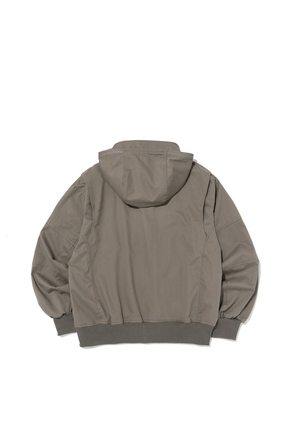 후드 디자인과 바이저 디테일이 돋보이는 카키 색상의 후드 야상 자켓입니다. 면 소재로 제작되었으며, 레귤러 핏으로 편안하게 착용 가능하고 남녀 모두에게 잘 어울립니다. 봄, 가을 시즌에 밀리터리 캐주얼 스타일을 연출하기 좋으며, 커버드 지퍼와 플라이트 포인트 디테일이 특징입니다.
