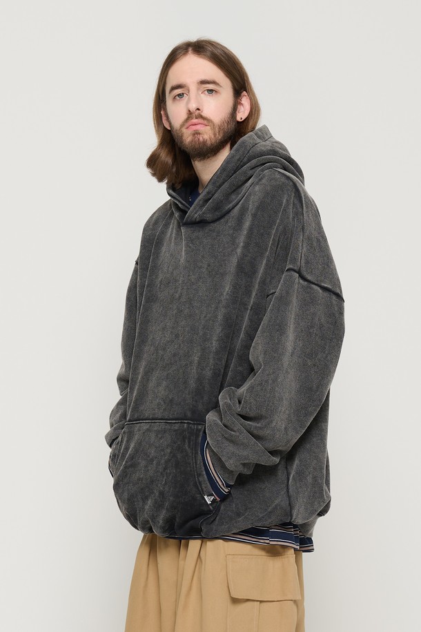 피그 다잉 오버 후드 (블랙)는 남녀 모두 착용 가능한 후드티입니다. 캐주얼, 스트릿 스타일을 연출하기 좋으며, 가을, 겨울 시즌에 적합합니다. 면과 폴리에스테르 혼방 소재로 제작되었으며, 피그먼트 워싱 처리로 빈티지한 느낌을 더했습니다. 오버핏과 박시핏으로 편안한 착용감을 제공하며, 단품 또는 레이어드하여 다양한 스타일을 연출할 수 있습니다. 블랙과 차콜 두 가지 컬러 옵션으로 만나보세요.
