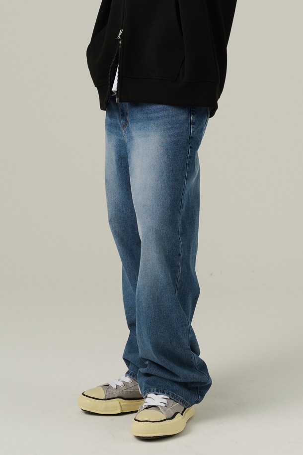 베이직 워싱 세미 와이드 데님팬츠는 남성용으로, 봄, 여름, 가을에 입기 좋은 중청 컬러의 데님 팬츠입니다. 세미 와이드핏으로 편안하게 착용 가능하며, 워싱 가공을 통해 자연스러운 멋을 더했습니다. 베이직하고 캐주얼한 스타일로 일상에서 활용하기 좋습니다.
