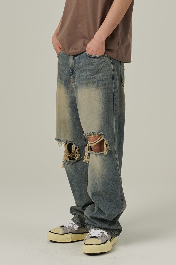 빈티지 디스트로이드 데님팬츠는 중청 컬러에 디스트로이드 디테일이 돋보이는 남성용 데님 팬츠입니다. 스트리트 무드를 연출하기 좋으며, 자연스러운 밑단 주름과 앞면 디스트로이드 디테일이 특징입니다. 세미와이드, 스트레이트 핏의 루즈핏 디자인으로 봄, 여름, 가을 일상복으로 적합합니다.
