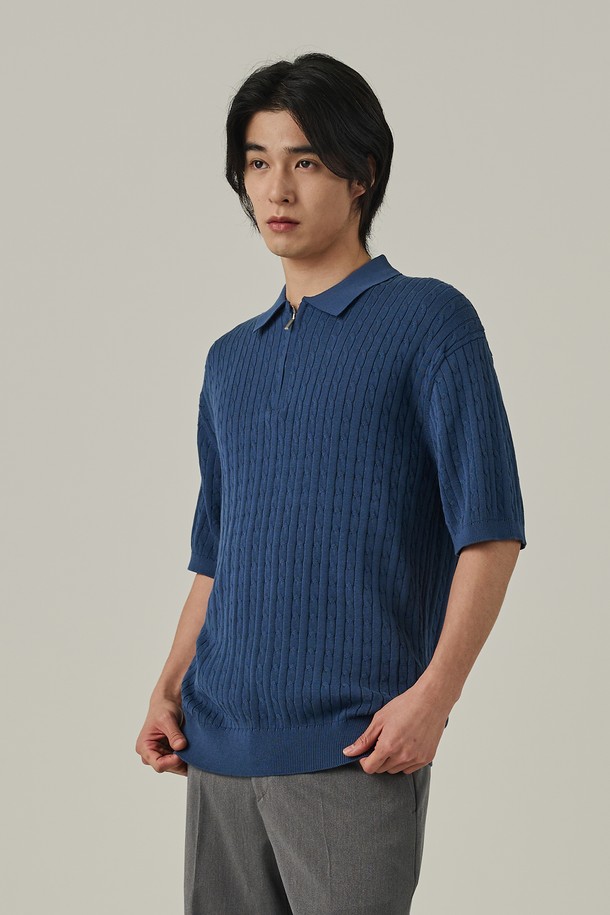 케이블 패턴이 돋보이는 딥블루 색상의 남성용 반팔 니트입니다. 면, 레이온, 스판덱스 혼방 소재로 부드러운 촉감과 통기성이 뛰어나 여름철 일상복으로 적합합니다. 슬림핏에 하프 집업 카라 디자인으로 캐주얼하면서도 트렌디한 스타일을 연출할 수 있습니다.
