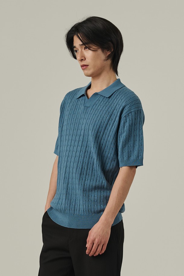데일리로 활용하기 좋은 블루 컬러의 케이블 오픈카라 반팔 니트입니다. 부드러운 면 소재로 제작되어 촉감이 좋고, 얇은 두께로 여름에도 시원하게 착용 가능하며 통기성이 뛰어납니다. 레귤러 핏으로 편안하게 떨어지는 디자인이 특징입니다.
