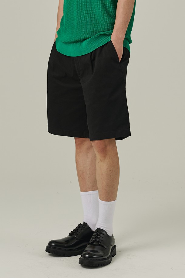 남성용 코튼 핀턱 반바지는 여름철 일상에서 편안하게 입을 수 있는 블랙 색상의 세미 와이드 루즈핏 제품입니다. 면 소재로 제작되었으며, 무지 패턴의 치노 스타일 디자인이 특징입니다. 핀턱 디테일과 앞주머니 디자인이 더해져 캐주얼하면서도 베이직한 스타일을 연출할 수 있습니다.
