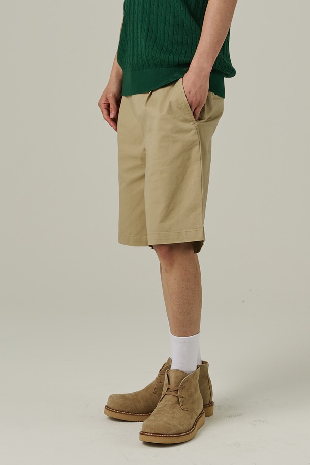 여름에 어울리는 남성용 베이지 색상 코튼 핀턱 반바지입니다. 얇은 면 소재로 제작되었으며, 앞면 핀턱 디테일과 세미 와이드 핏의 치노 스타일 디자인이 특징입니다. 베이직하고 캐주얼한 무드를 연출하며 일상복으로 착용하기 좋습니다.
