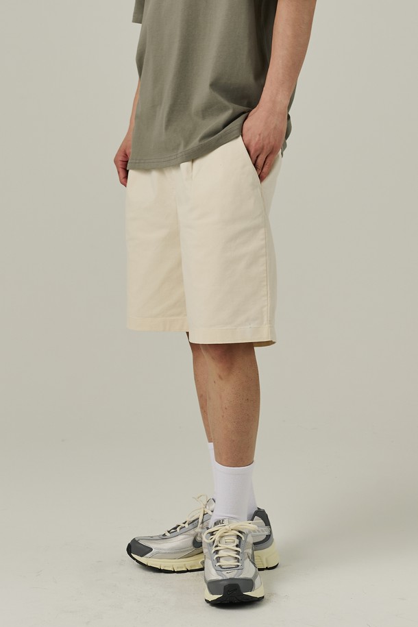 남성용 아이보리 색상의 코튼 핀턱 반바지입니다. 베이직하고 캐주얼한 무드를 연출하며, 핀턱 디테일과 앞주머니, 치노 스타일이 돋보입니다. 면 소재로 제작되었고, 세미와이드 루즈핏으로 편안하게 착용할 수 있는 여름 시즌 반바지입니다.
