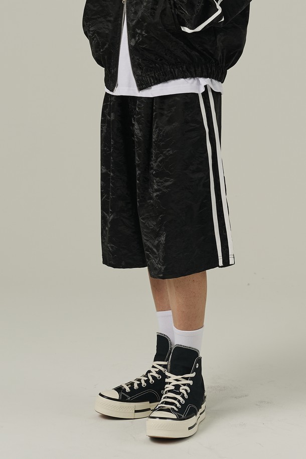 트렌디한 스트릿 무드의 남성용 트랙 버뮤다 팬츠입니다. 블랙 색상에 트럭 스타일 패턴이 돋보이며, 봄, 여름철 일상 및 트레이닝에 적합합니다. 관리가 용이한 폴리에스터 소재로 제작되었고 스트릿핏으로 편안하게 착용할 수 있습니다.
