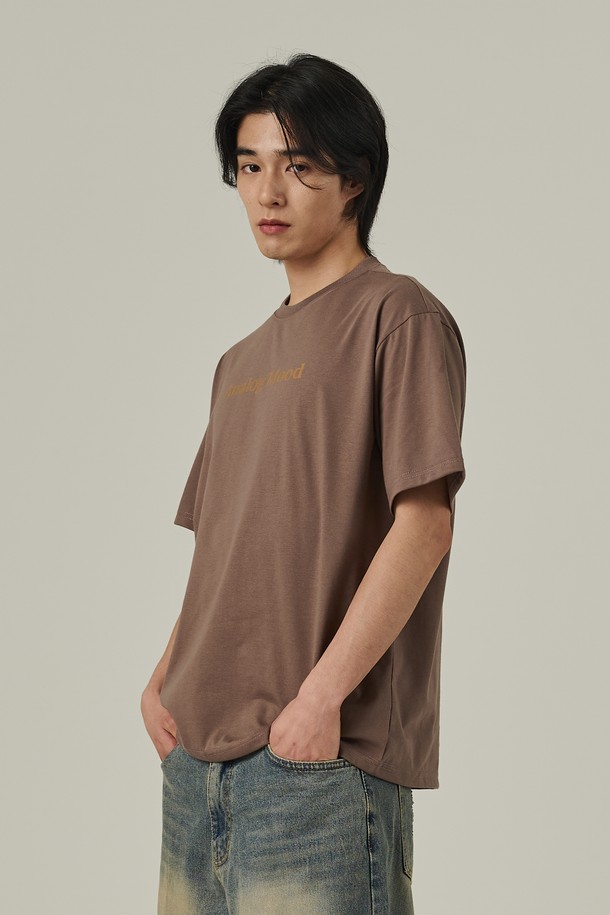 부드러운 촉감의 20수 원단으로 제작된 베이직 로고 반팔티 (모카)입니다. 텀블 가공 처리로 세탁 후 변형을 최소화했으며, 브랜드 로고 디자인이 돋보입니다. 남성용 레귤러 핏으로, 봄, 여름철 일상에서 다양한 스타일링이 가능합니다.
