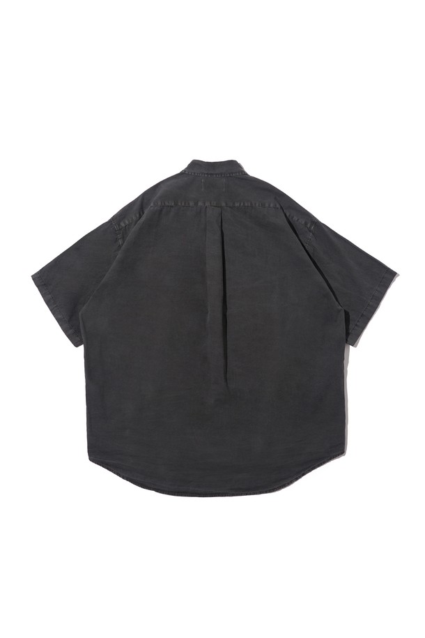 CB PIGMENT SHORT SLEEVE SHIRT (CHARCOAL)은 차콜 색상의 공용 셔츠입니다. 면 소재로 제작되었으며, 피그먼트 워싱 가공을 거쳐 캐주얼하고 스트릿한 무드를 연출합니다. 반소매 기장의 무지 패턴 셔츠로 봄, 여름철 일상복으로 적합합니다.
