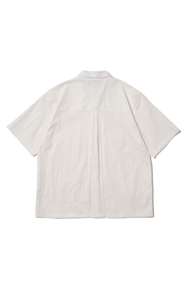 화이트 색상의 COOL WASHING SHORT SLEEVE SHIRT는 레이온, 나일론, 폴리에스테르 혼방 소재로 제작되어 부드러운 촉감과 가벼운 착용감을 선사하는 남녀 공용 셔츠입니다. 통기성이 뛰어나 여름철 데일리웨어로 적합하며, 베이직하고 캐주얼한 무드를 연출합니다. 오버핏에 반소매 디자인, 무지 패턴으로 다양한 스타일링이 가능합니다.
