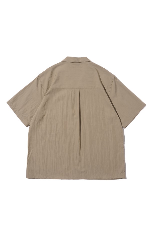 COOL WASHING SHORT SLEEVE SHIRT (BEIGE)는 여름철 일상에서 편안하게 입을 수 있는 공용 셔츠입니다. 레이온, 나일론, 폴리에스테르 혼방의 얇고 부드러운 소재로 제작되어 통기성이 뛰어나며, 베이직한 무지 패턴과 오버핏 디자인으로 캐주얼한 스타일을 연출합니다. 관리가 용이하며 베이지, 화이트, 블루, 블랙 색상으로 제공됩니다.
