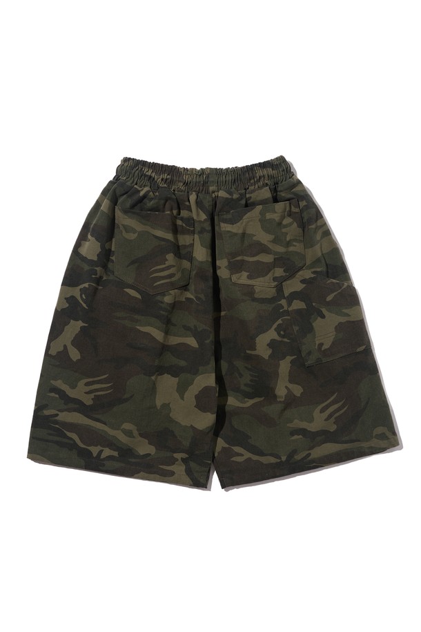 차콜 블랙 색상의 CAMO PATTERN BIO BERMUDA PANTS는 남성을 위한 카고 스타일의 버뮤다 팬츠입니다. 면 소재로 제작되었으며, 카모 패턴과 와이드핏 디자인이 특징이며, 바이오 워싱 가공을 거쳐 하드한 촉감을 제공합니다. 밴딩 처리되어 편안한 착용감을 선사하며, 봄, 여름 시즌 일상에서의 포인트 코디에 적합합니다.
