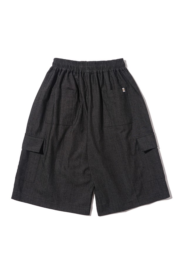 논페이드 소재로 제작된 블랙 컬러의 NONFADE CARGO BERMUDA PANTS는 남녀 모두 편안하게 착용 가능한 레귤러핏 카고 반바지입니다. 신축성 있는 허리 밴드와 카고 포켓 디테일이 돋보이며, 면과 폴리에스테르 혼방 소재로 봄, 여름철 일상에서 캐주얼하고 스트릿한 스타일을 연출하기에 좋습니다. 무지 패턴으로 다양한 상의와 매치하기 용이합니다.
