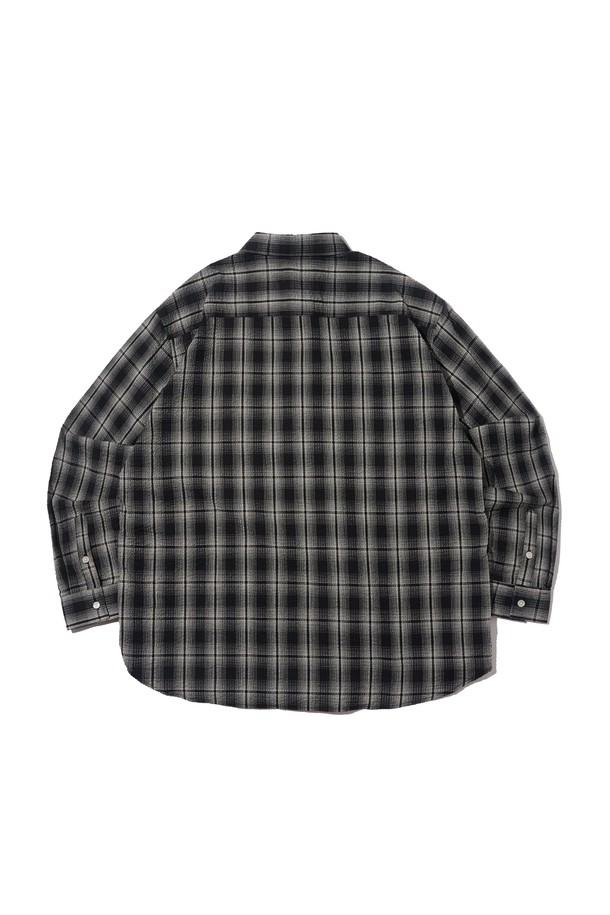 CREEZ 루즈핏 체크 셔츠는 블랙 컬러의 면, 폴리에스테르 혼방 소재로 제작되어 사계절 내내 편안하게 착용 가능합니다. 누구나 쉽게 소화할 수 있는 스탠다드 실루엣과 루즈핏 디자인이 특징이며, 캐주얼하고 베이직한 스타일을 연출하기에 용이합니다. 차이나 칼라와 긴소매 디자인으로 포인트를 더했으며, 베스트셀러 체크 셔츠 라인업의 제품입니다.
