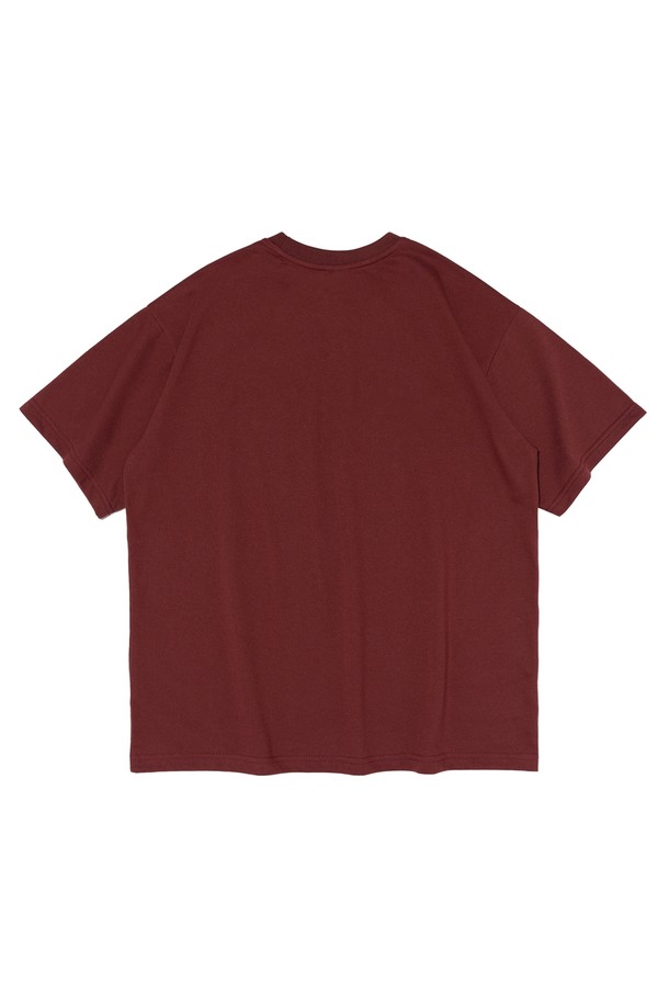 사운드 오브 반팔티 (와인)는 면과 폴리에스테르 혼방의 20수 원단으로 제작되어 부드러운 촉감을 선사하며, 봄과 여름에 가볍게 착용하기 좋습니다. 캐주얼하고 베이직한 스타일의 레귤러핏 반팔 티셔츠로, 변형을 최소화하는 이중 가공 처리를 거쳤습니다. 와인 컬러 바탕에 모노그래픽 로고와 레트로 오브젝트 디자인으로 포인트를 더해 일상에서 개성 있는 스타일을 연출할 수 있습니다.
