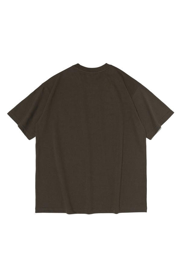 사운드 오브 반팔티 (카키)는 면 35%, 폴리에스테르 65% 혼방 소재로 제작되어 부드러운 촉감과 편안한 착용감을 제공합니다. 베이직하고 캐주얼한 스타일의 레귤러핏 반팔 티셔츠로, 봄, 여름 시즌에 활용하기 좋으며 라운드넥 디자인과 카키 컬러가 특징입니다. 변형 방지 가공 처리 및 이중 가공으로 제작되어 관리가 용이하며 장기간 착용할 수 있습니다.
