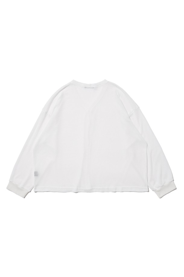 화이트 컬러의 TWO BUTTON SUMMER OVER CARDIGAN은 얇은 두께감으로 부드럽게 착용되는 여름용 가디건입니다. 루즈핏과 오버핏으로 편안한 착용감을 선사하며, 드롭숄더 디자인과 투버튼 디테일이 돋보입니다. 라운드넥과 긴소매 디자인으로 베이직하면서도 캐주얼한 스타일을 연출하여 에어컨 가디건으로 활용하기 좋습니다.
